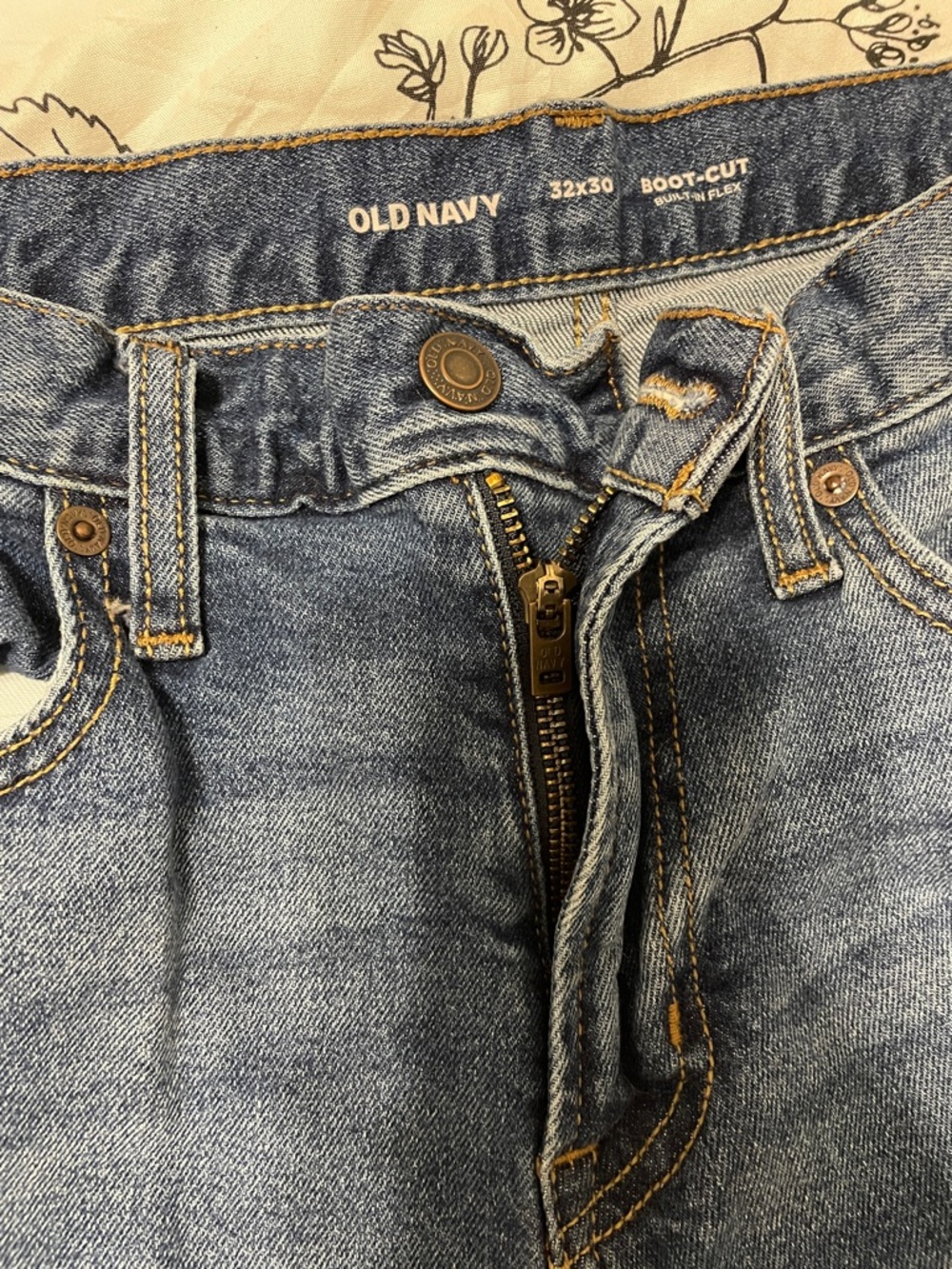 Old Navy Men’s Bootcut Jeans - Medium Blue Wash 32x30 - Picture 5 of 6